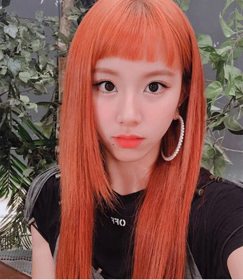 hay đỏ cam duỗi thẳng, Chae Young trông vẫn thật cá tính với phần tóc mái "4 cm", làm nổi bật đôi mắt to và style make-up quyến rũ của cô nàng.