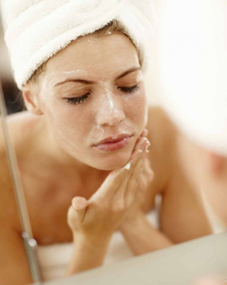 Cần làm sạch da sâu nhưng khi làm sạch da quá thường xuyên sẽ gây hại cho da