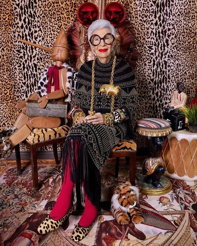 Cụ bà 99 tuổi quanh năm đeo kính tròn, mặc đồ nhiều màu sắc