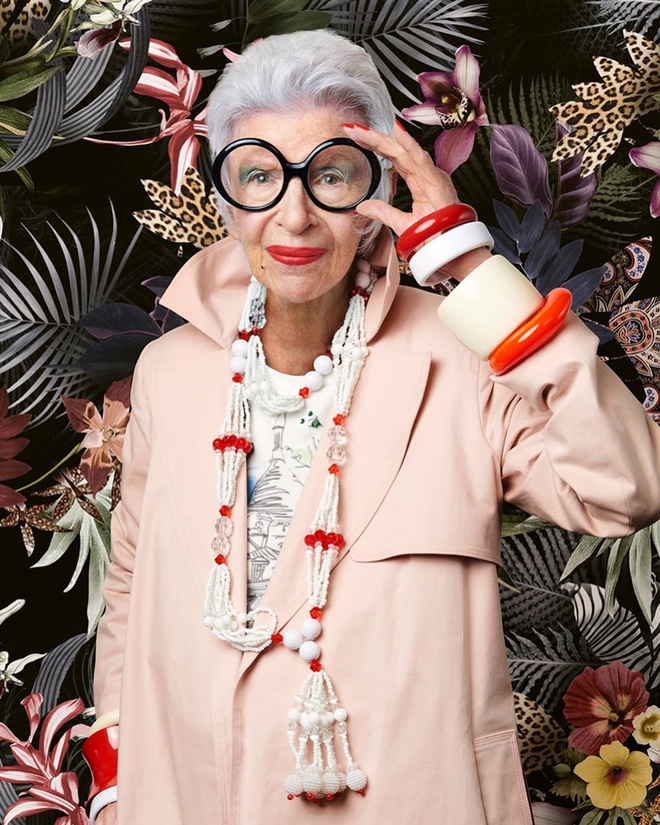 Cụ bà 99 tuổi quanh năm đeo kính tròn, mặc đồ nhiều màu sắc