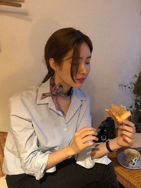 Jennie, Yoona dùng khăn lụa thay áo và vòng cổ để trông sành điệu