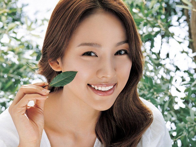 Ngoài yoga, Lee Hyori tuổi cũng duy trì ăn chay trường và uống detox