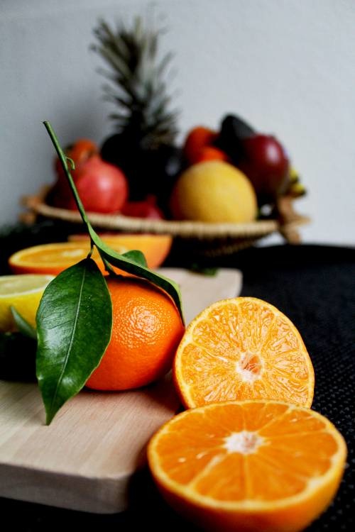 Hàm lượng vitamin C lớn trong cam, chanh, bưởi giúp tiêu diệt các gốc tự do trong cơ thể, đào thải độc tố ra ngoài.